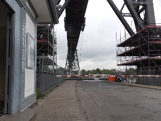 Schwebefähre unter der Eisenbahnhochbrücke in Rendsburg