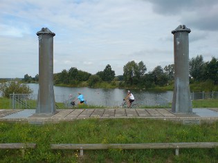 Radler auf dem Altmühltal-Radweg nahe dem Altmühlsee