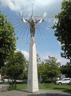 Denkmal zu Ehren von Gustav Weißkopf in Leutershausen, Altmühltal-Radweg