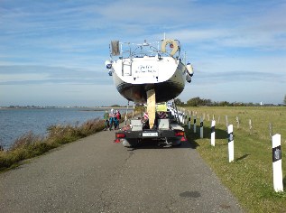 Yachttransport bei Lemkenhafen/Fehmarn