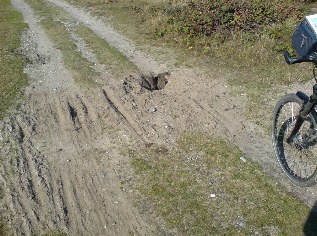 Hier dient der Ostseeküsten-Radweg als Bau