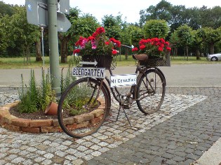 Donau-Radweg: Blick auf die Donau nebst Verköstigung