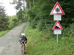 Starke Steigung auf dem Donau-Radweg kurz vor Datthausen