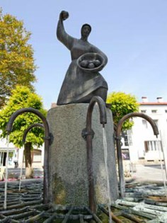 Knödelbrunnen in Deggendorf, Donau-Radweg