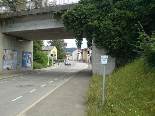 Wegweiser des Donau-Radwegs in Deggendorf: Geradeaus, rechts oder beides?