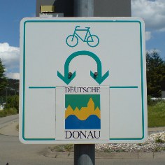 Wegweiser am Donau-Radweg