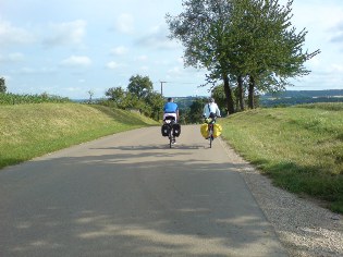 Radler unterwegs auf dem Donau-Radweg unweit von Untermarchtal