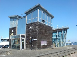 Unterwegs auf dem Ostsee-Radweg: Steuerhaus im Hafen von Barth