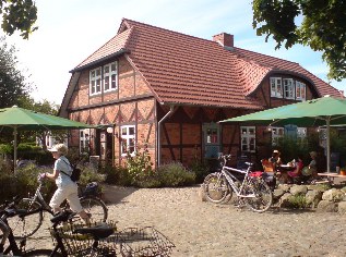 Einkehr am Rande des Ostsee-Radwegs in Born