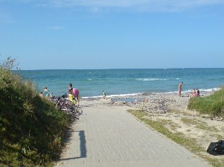 Badepause am Rande des Ostsee-Radwegs