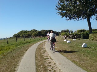 Unterwegs auf dem Ostsee-Radweg; Betonspurplattenweg bei Goor auf der Insel Rügen