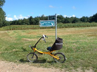 Wegweiser des Ostsee-Radwegs bei Gurvitz auf der Insel Rügen