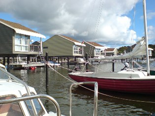 Ferienhäuser im Hafen von Lauterbach am Ostsee-Radweg auf der Insel Rügen