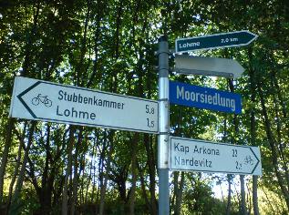 Wegweiser des Ostsee-Radwegs bei Nipmerow auf der Insel Rügen