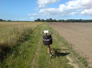 Schlechte Wegstrecke des Ostsee-Radwegs bei Rugenhof auf der Insel Rügen