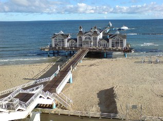 Seebrücke in Sellin am Ostsee-Radweg auf der Insel Rügen