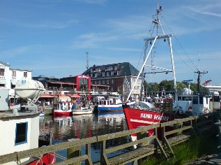 Blick auf den Hafen am Alten Strom in Warnemünde am Ostsee-Radweg