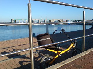 Blick auf die Verladebrücke im Hafen von Wiek auf Rügen