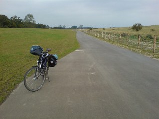 Unterwegs auf dem Ostseeküsten-Radweg: Asphaltbahn außendeichs kurz vor Dahme