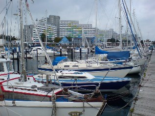 Unterwegs auf dem Ostseeküsten-Radweg: Im Hafen von Damp