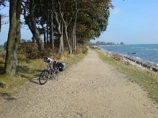 Unterwegs auf dem Ostseeküsten-Radweg: Schotterweg kurz vor Kellenhusen