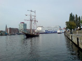 Unterwegs auf dem Ostseeküsten-Radweg: Im Hafen von Kiel