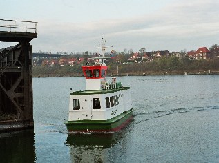 Fähre über den Nord-Ostsee-Kanal bei Holtenau, Ostseeküsten-Radweg