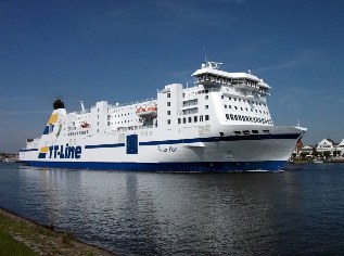 Fähre der TT-Linie beim Auslaufen aus Travemünde, Ostseeküsten-Radweg