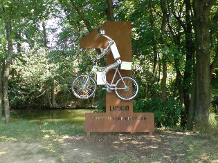 Unterwegs auf dem Radweg Liebliches Taubertal: Schicke Radler-Werbung in Lauda