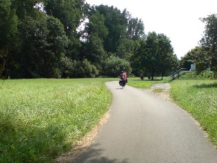 Unterwegs auf dem Radweg Liebliches Taubertal: Radler bei Lauda