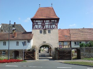 Unterwegs auf dem Radweg Liebliches Taubertal: Tor in Lauda