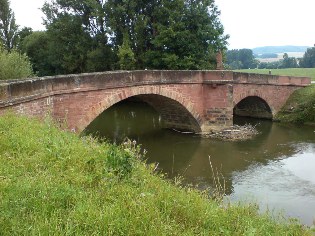 Unterwegs auf dem Radweg Liebliches Taubertal: Brücke bei Werbach